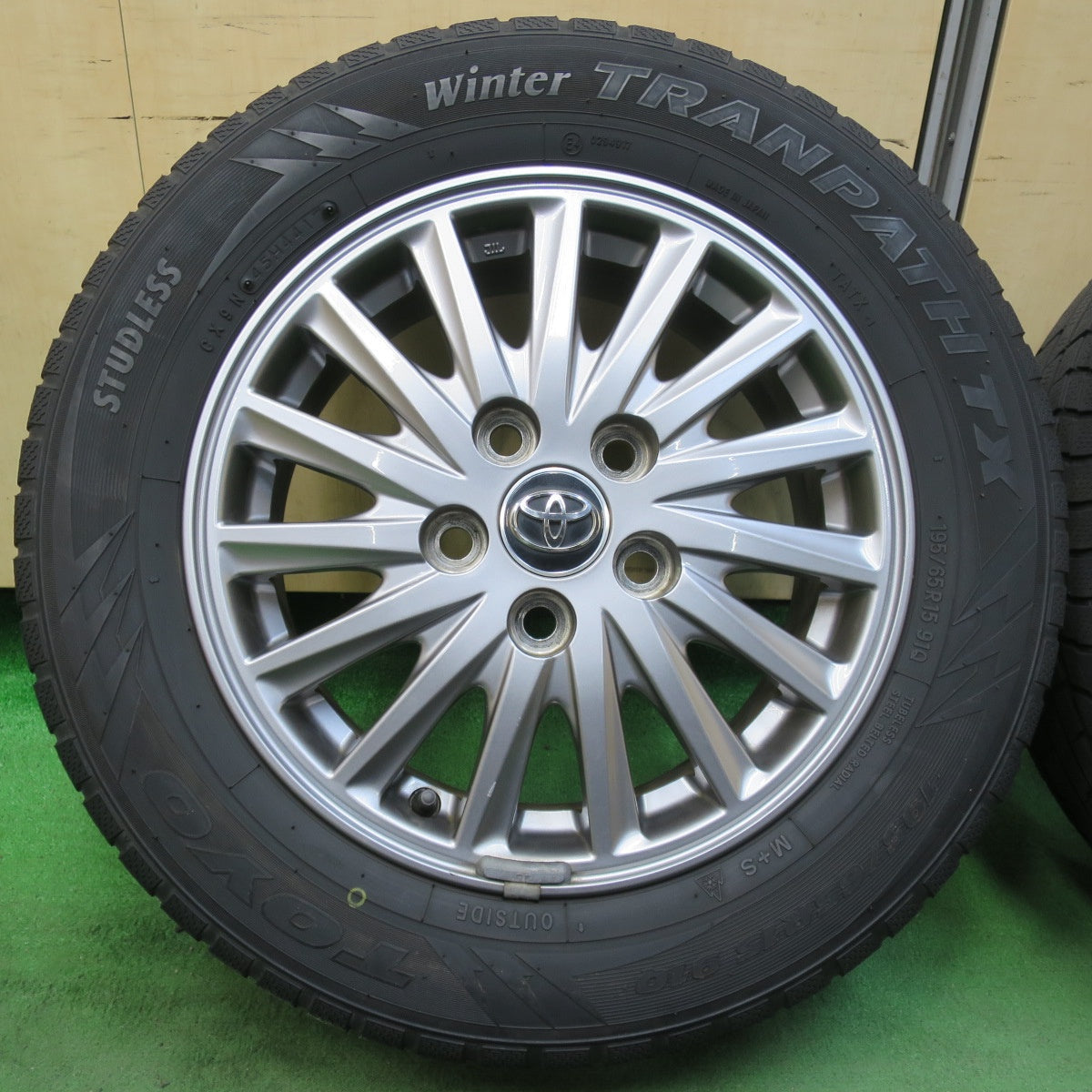[送料無料] キレイ★トヨタ 80系 ノア ヴォクシー 純正 195/65R15 スタッドレス トーヨー ウインター トランパス TX 15インチ PCD114.3/5H★5031706イス