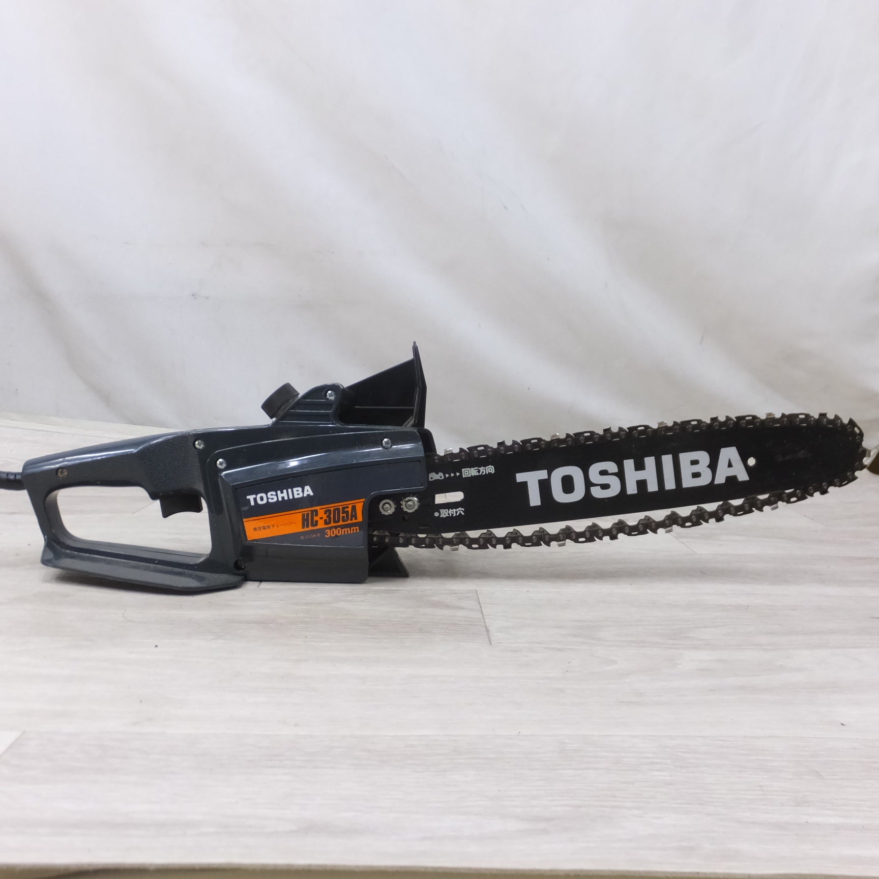 送料無料] キレイ◇東芝 100V 電気 チェーンソー 300mm HC-305A