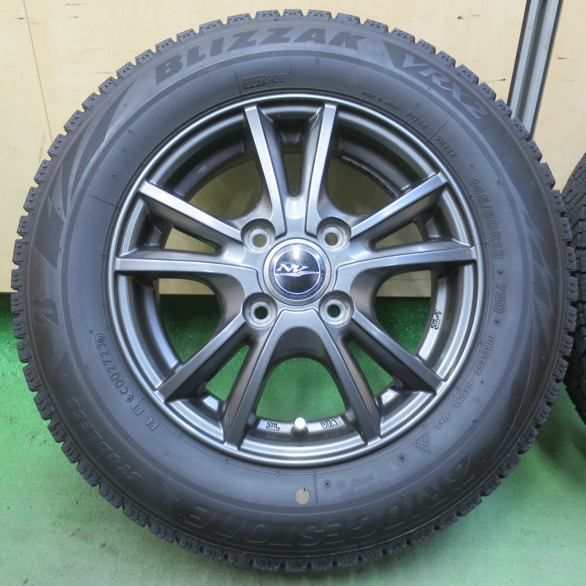 キレイ！23年★スタッドレス 145/80R13 ブリヂストン ブリザック VRX2 NIRVANA NV ニルヴァーナ ニルバーナ 13インチ PCD100/4H★6052710イス