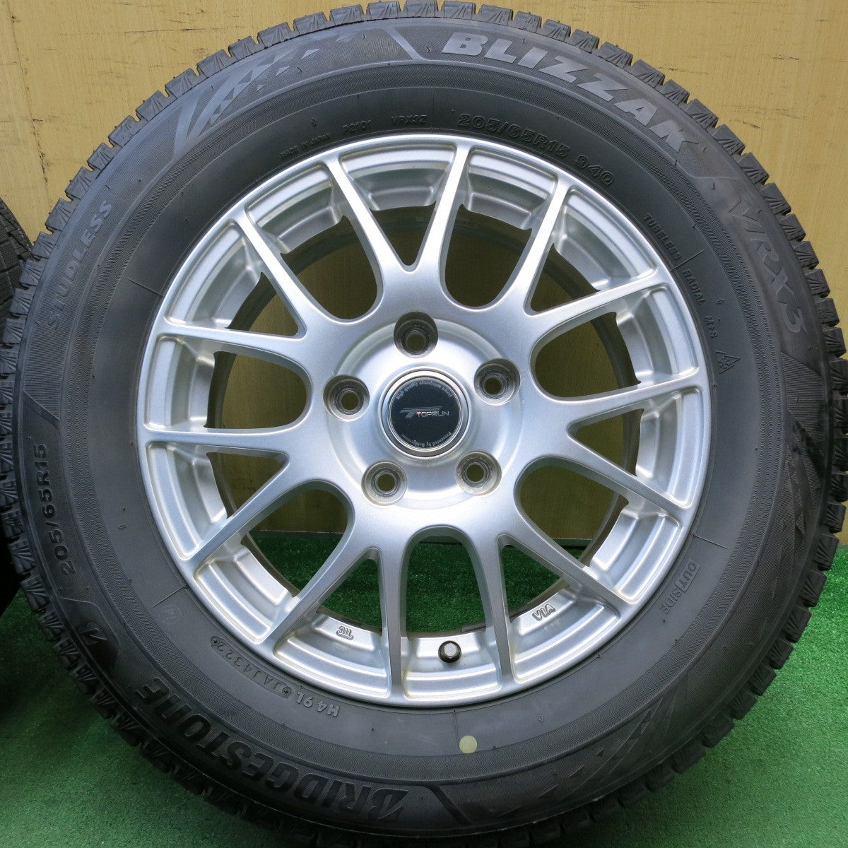 バリ溝！22年！キレイ！9.5分★スタッドレス 205/65R15 ブリヂストン ブリザック VRX3 TOPRUN トップラン 15インチ PCD114.3/5H★5062810HAス