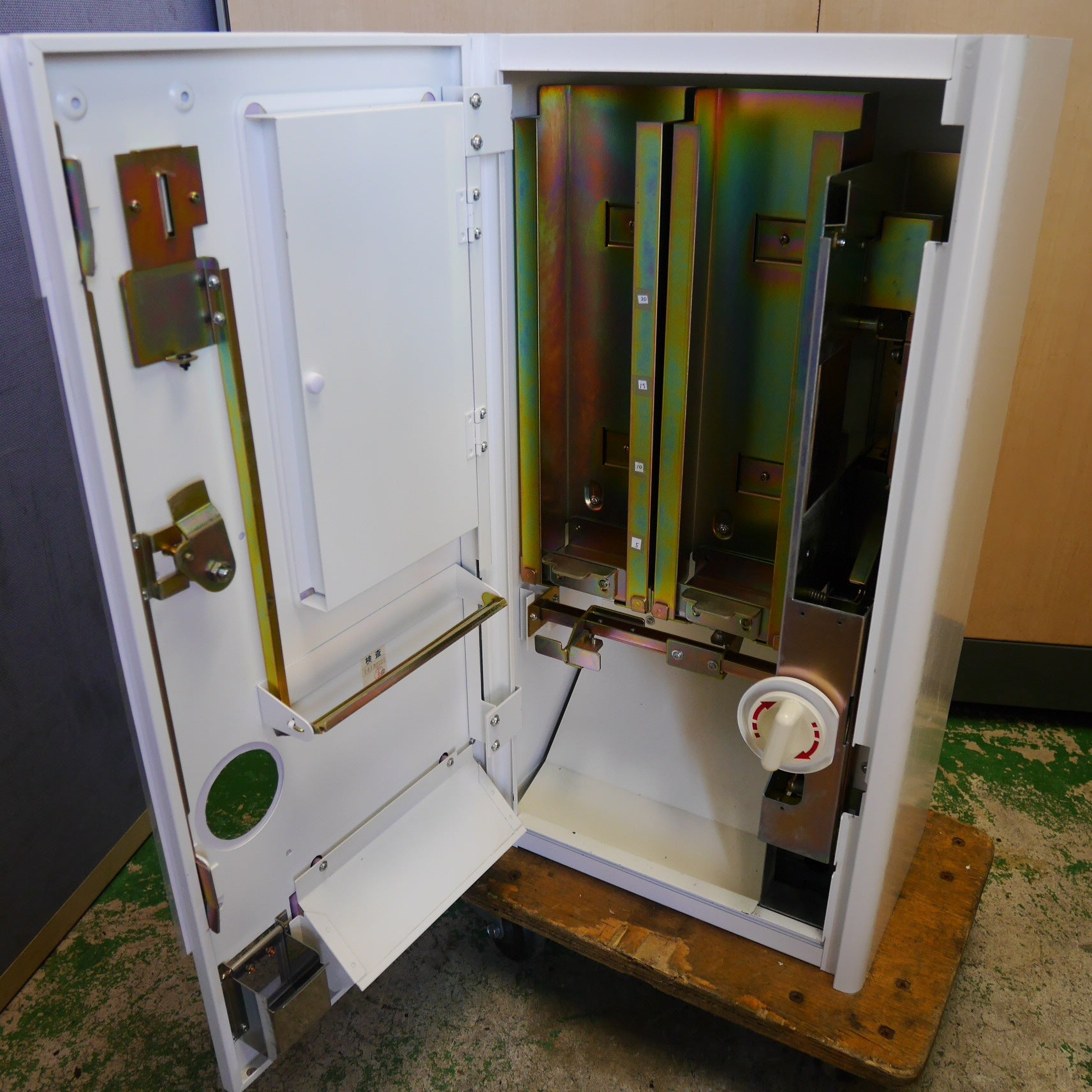 送料無料] 鍵2個付き☆DAITO ダイト 手動式 自動 販売機 DF-5 トレカ