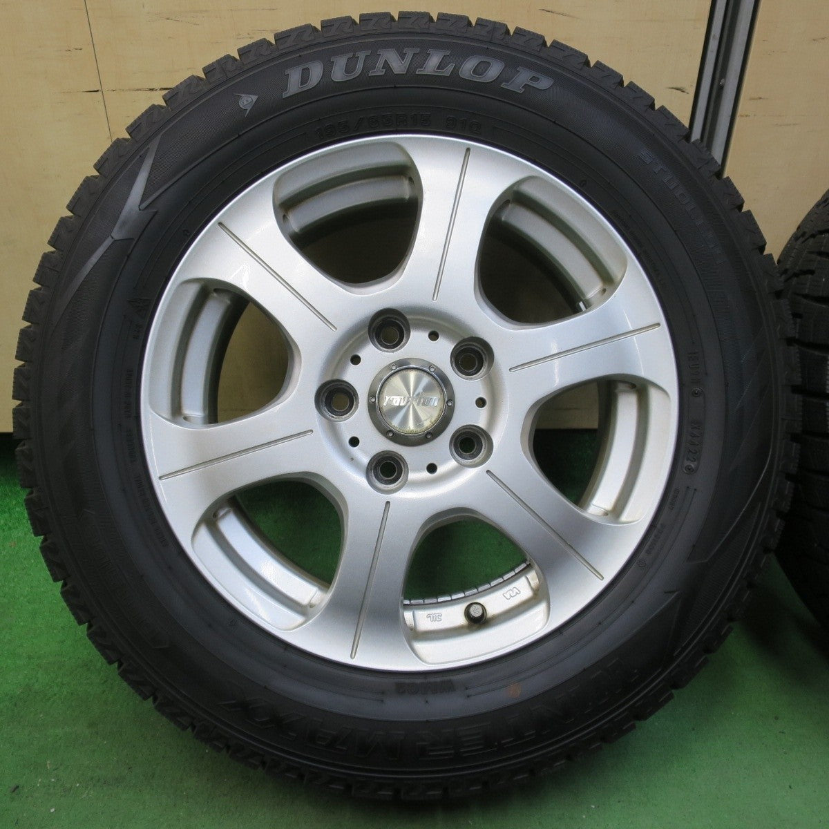 バリ溝！22年！9.5分以上★スタッドレス 195/65R15 ダンロップ ウインターマックス WM02 ravrion ラブリオン 15インチ PCD114.3/5H★5040502イス