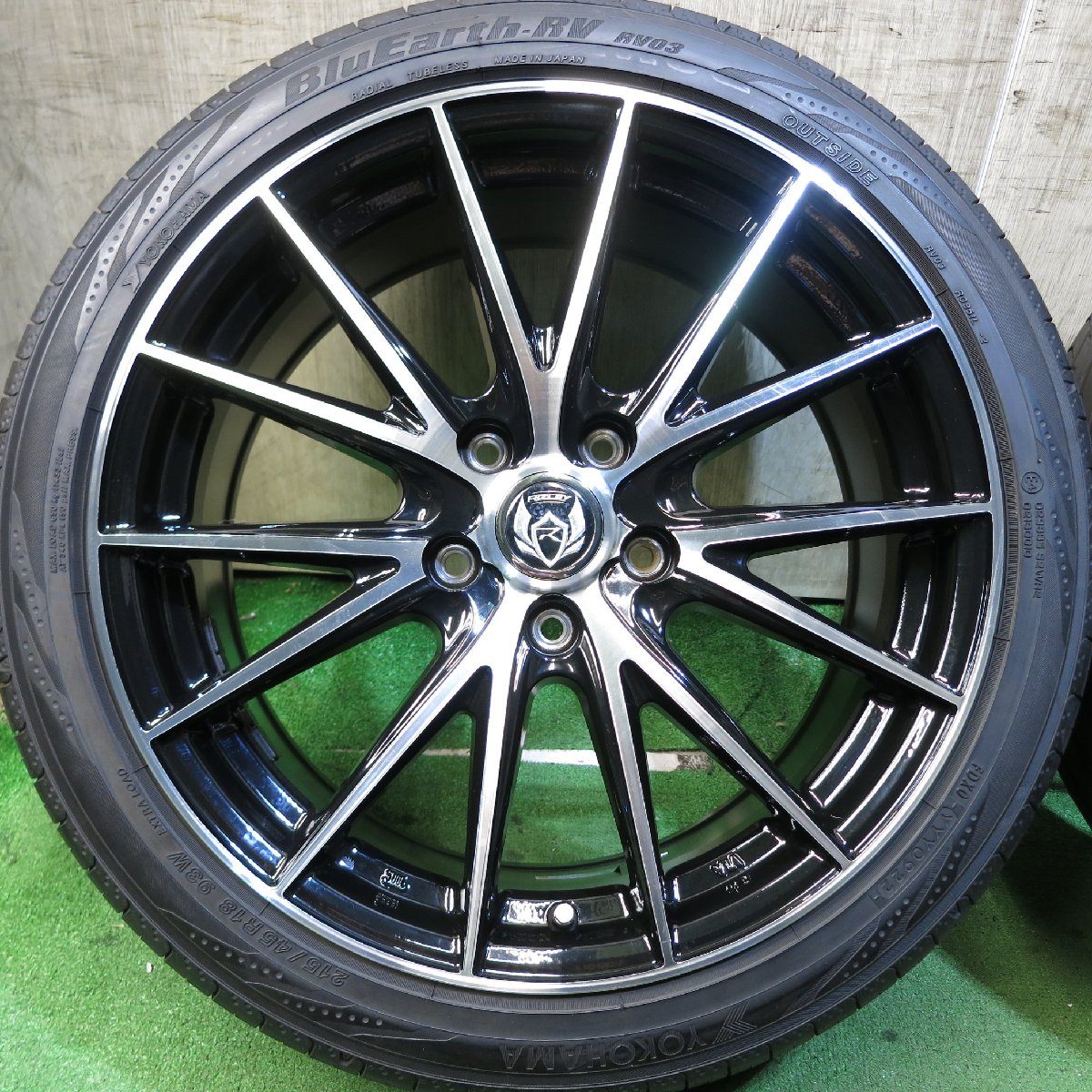 *送料無料* バリ溝！22年！9分★215/45R18 ヨコハマ BluEarth-RV RV03 RiZLEY ライツレー 18インチ PCD114.3/5H★3052302Hノ
