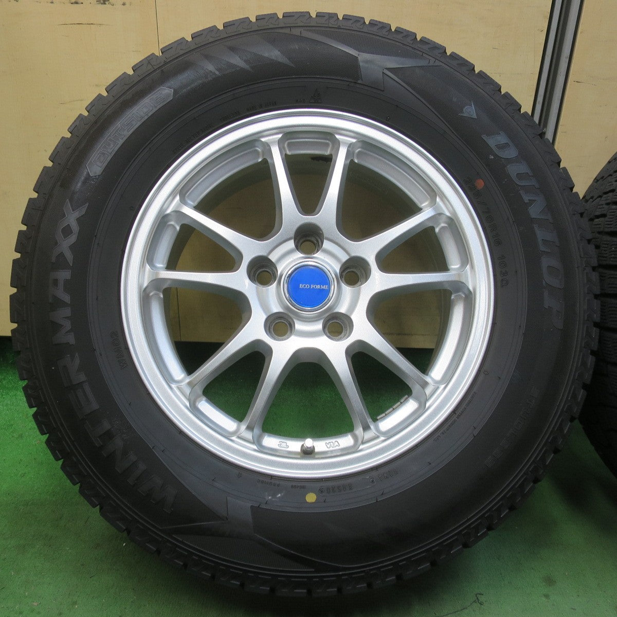 バリ溝！キレイ！9.5分★スタッドレス 225/70R16 ダンロップ ウインターマックス WM02 ECO FORME エコフォルム 16インチ PCD114.3/5H★6021108イス