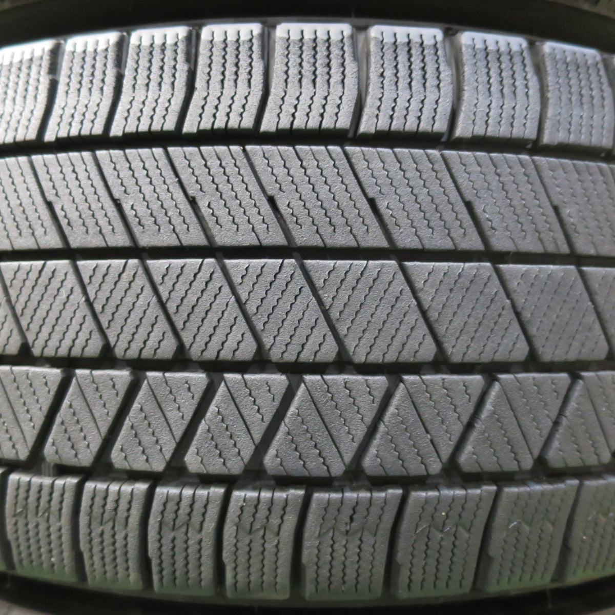 [送料無料] バリ溝！22年！8.5分★ワーゲン 等 阿部商会 205/55R16 スタッドレス ブリヂストン ブリザック VRX3 16インチ PCD112/5H★4113008イス