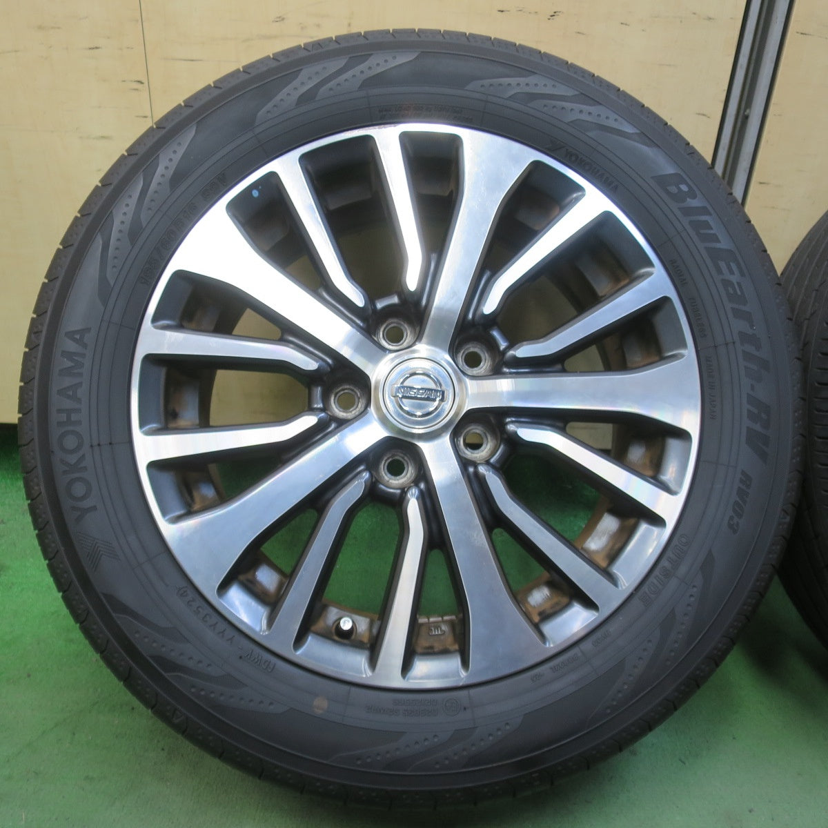 バリ溝！24年！9.5分★日産 C26 セレナ 純正 195/60R16 ヨコハマ BluEarth-RV RV03 16インチ ブルーアース PCD114.3/5H★6040902イノ