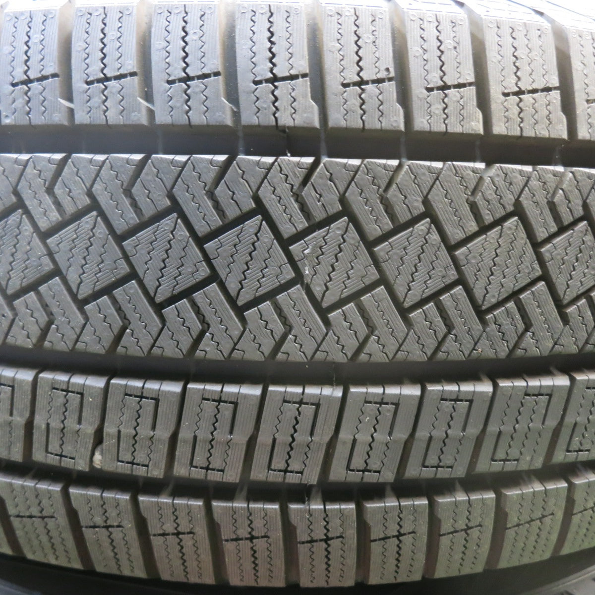 センサー付！バリ溝！24年！キレイ！9.5分以上★BMW 等 ユーロデザイン CALWER 225/55R18 スタッドレス ピレリ アイスゼロ PCD112/5H★5091102HAス