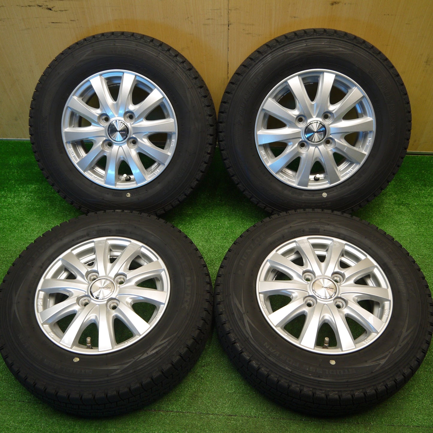 バリ溝！24年！キレイ！9.5分以上★スタッドレス 145R12 6PR ダンロップ ウインターマックス SV01 ravrion RS01 ラブリオン 12インチ PCD100/4H★5102909Hス