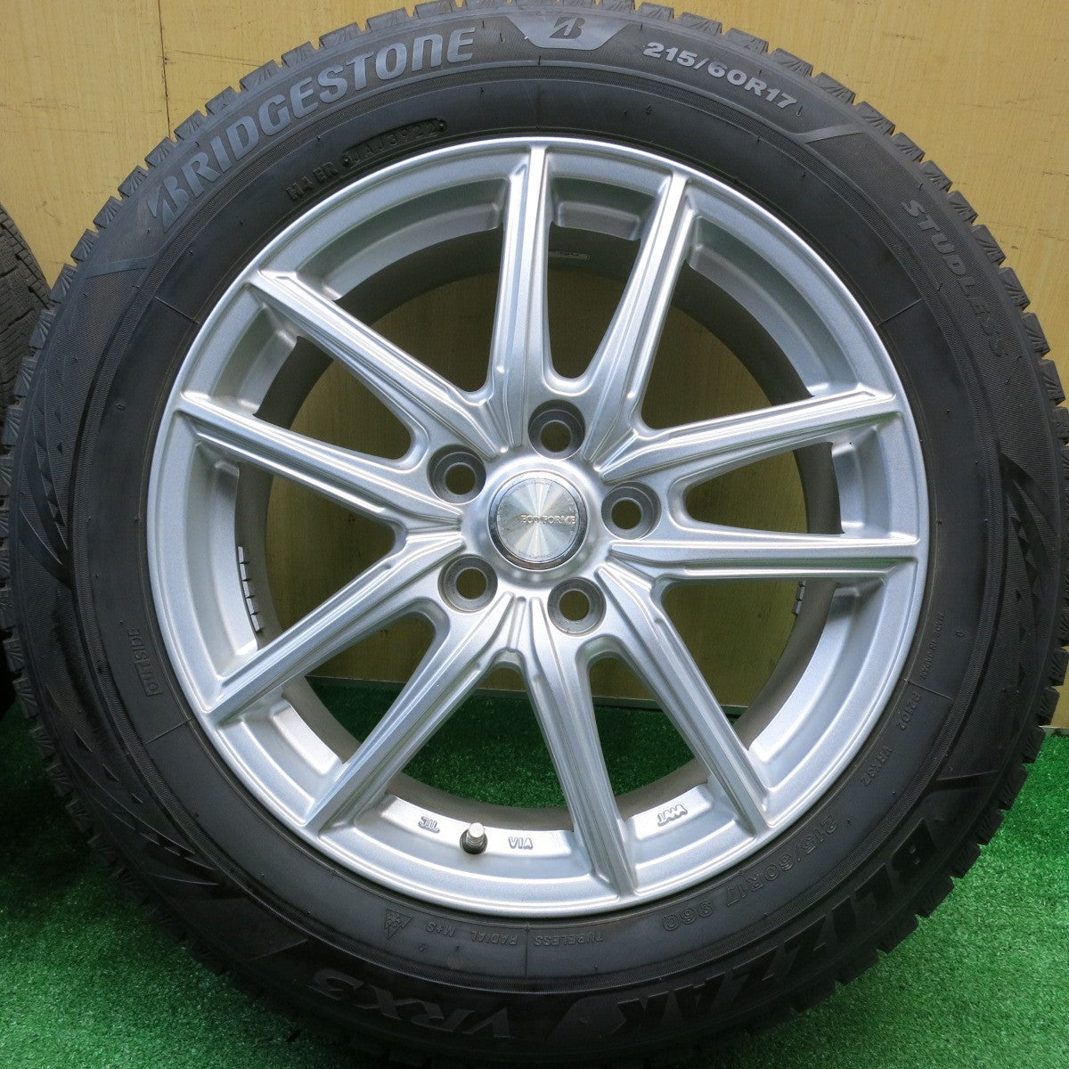 バリ溝！22年！キレイ！9分★スタッドレス 215/60R17 ブリヂストン ブリザック VRX3 ECO FORME エコフォルム 17インチ PCD114.3/5H★5110602HAス