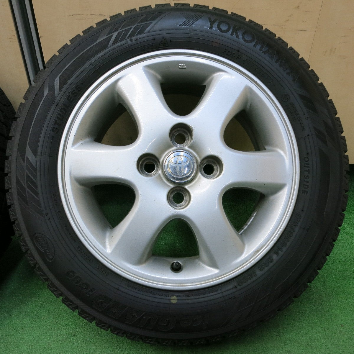 *送料無料* バリ溝！9分★トヨタ カローラ フィールダー 純正 175/65R14 スタッドレス ヨコハマ アイスガード iG60 14インチ PCD100/4H★4052305イス