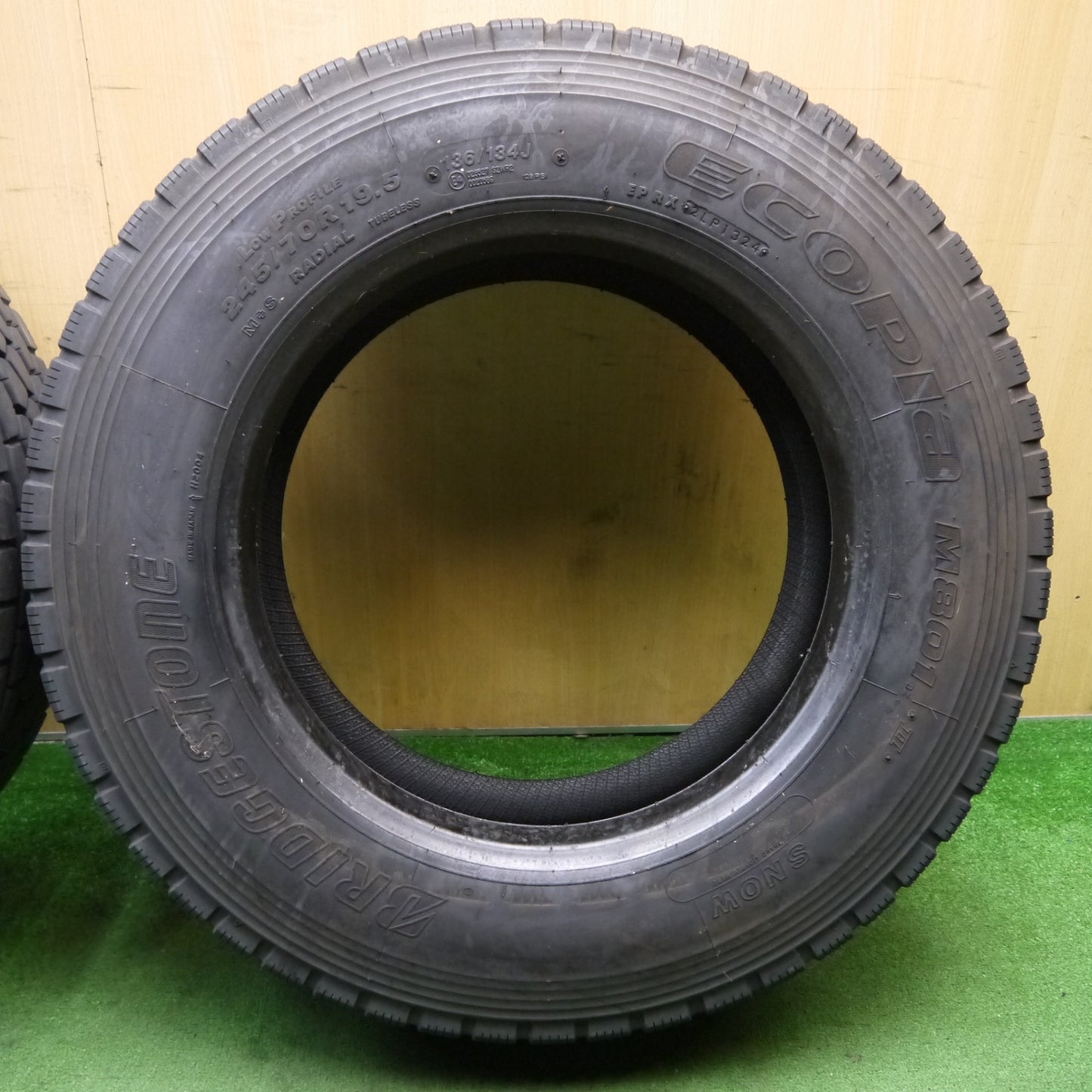 バリ溝！24年！9.5分！2本★トラック タイヤ 245/70R19.5 136/134J ブリヂストン エコピア M801 Ⅱ ミックス オールシーズン 19.5インチ★5061606KKノタ
