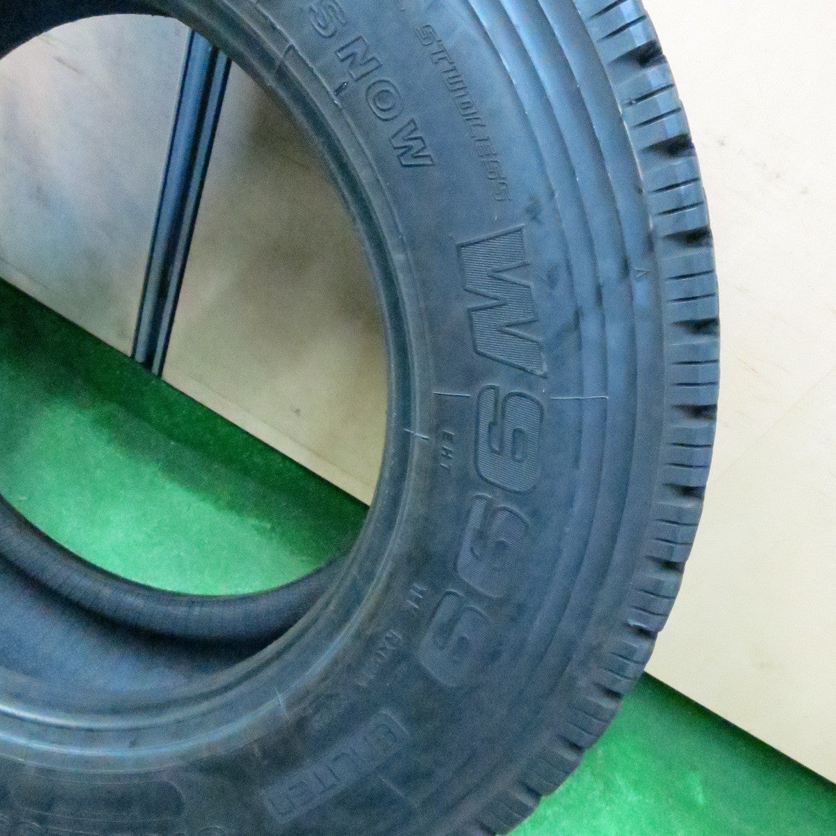 *送料無料* バリ溝！23年！9.5分★トラック タイヤ 245/70R19.5 136/134J スタッドレス ブリヂストン W999 19.5インチ★4050411ナス