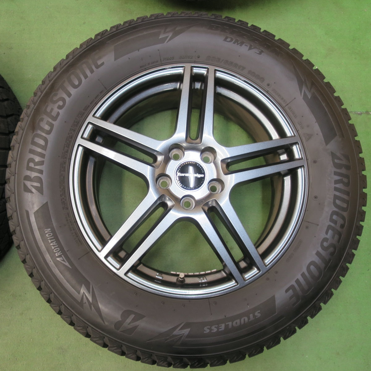 バリ溝！22年！キレイ！9分★ボルボ 等 Eurodesign EIGER 阿部商会 235/65R17 スタッドレス ブリヂストン ブリザック DM-V3 ユーロデザイン アイガー 17インチ PCD108/5H★5122909イス