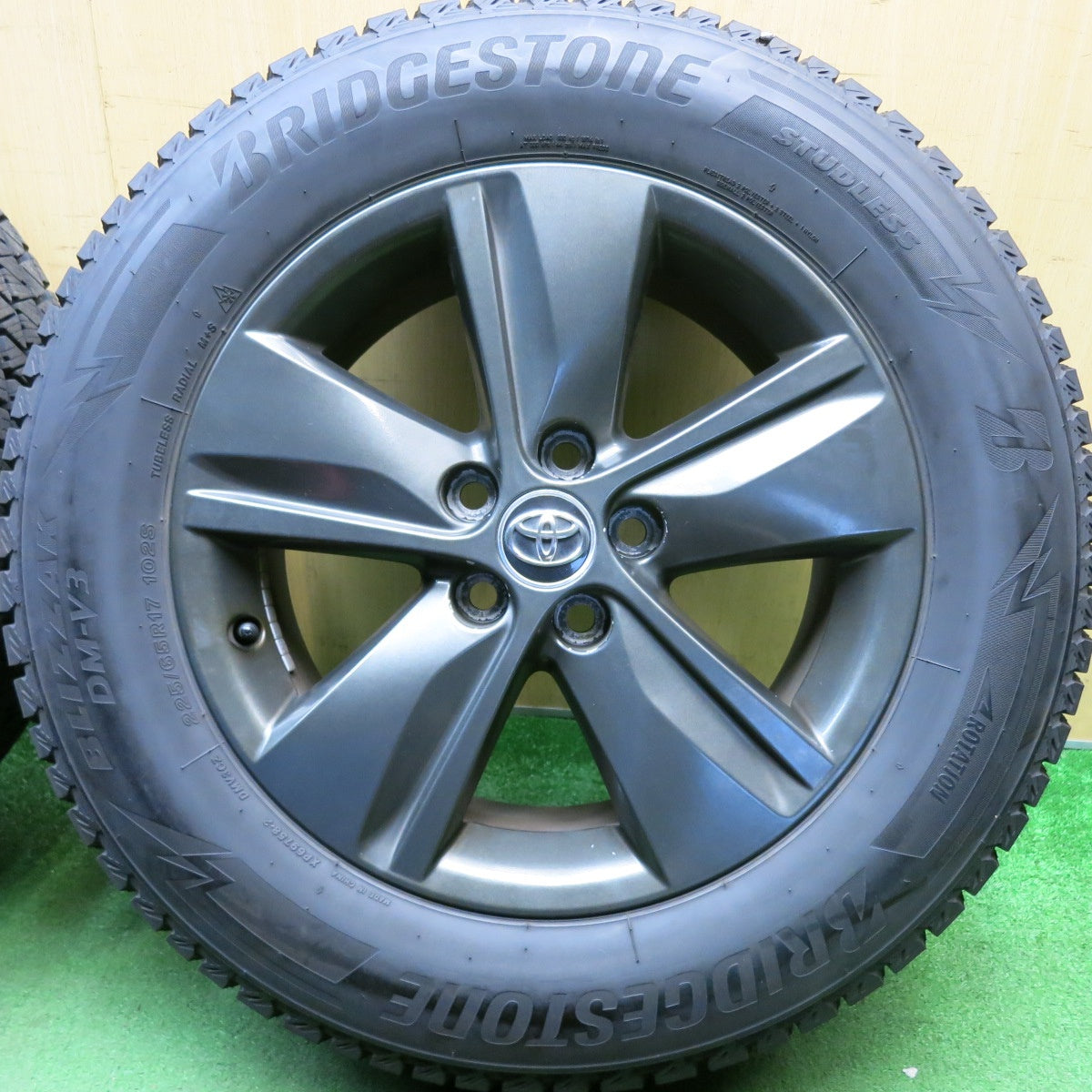 バリ溝！9.5分★トヨタ 60系 ハリアー 純正 225/65R17 スタッドレス ブリヂストン ブリザック DM-V3 17インチ PCD114.3/5H★6043002HAス