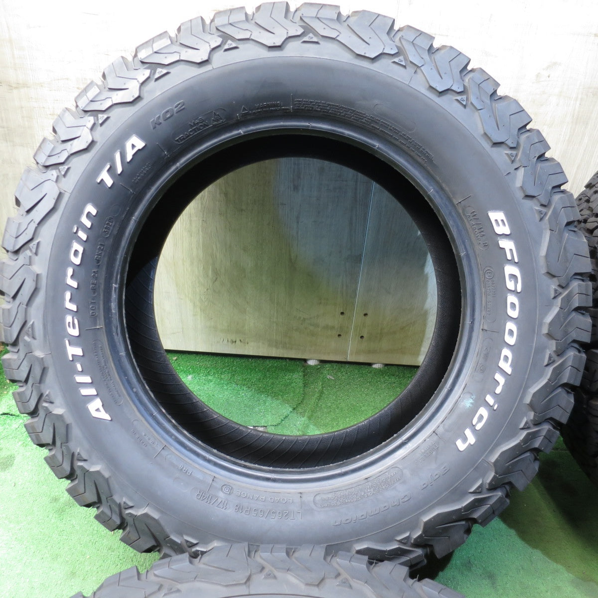 *送料無料* バリ溝！20年！9.5分★265/65R18 BFグッドリッチ All-Terrain T/A KO2 ホワイトレター ランクル プラド ハイラックス等★4041201クノタ