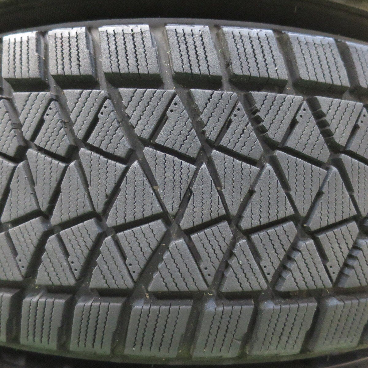 バリ溝！キレイ！8.5分★スタッドレス 225/65R17 ブリヂストン ブリザック DM-V2 ECO FORME エコフォルム 17インチ PCD114.3/5H★5032907イス