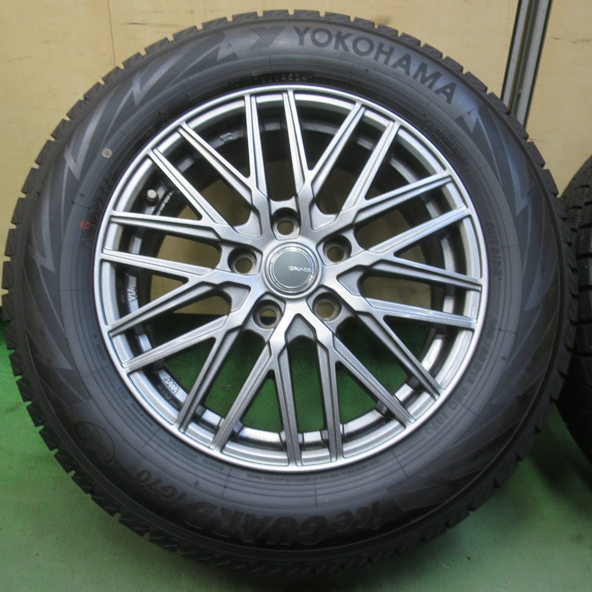 バリ溝！24年！キレイ！9.5分◎スタッドレス 205/65R16 ヨコハマ アイスガード iG70 GRASS グラス 16インチ PCD114.3/5H◎6102007イス