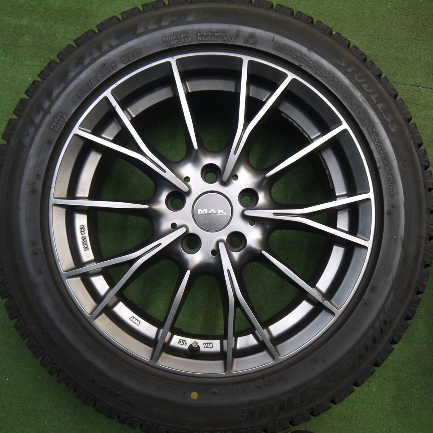 バリ溝！22年！ほぼ10分★BMW 等 MAK FABRIK 225/55R17 スタッドレス ブリヂストン ブリザック RFT 17インチ ファブリック PCD112/5H★6021708Hス