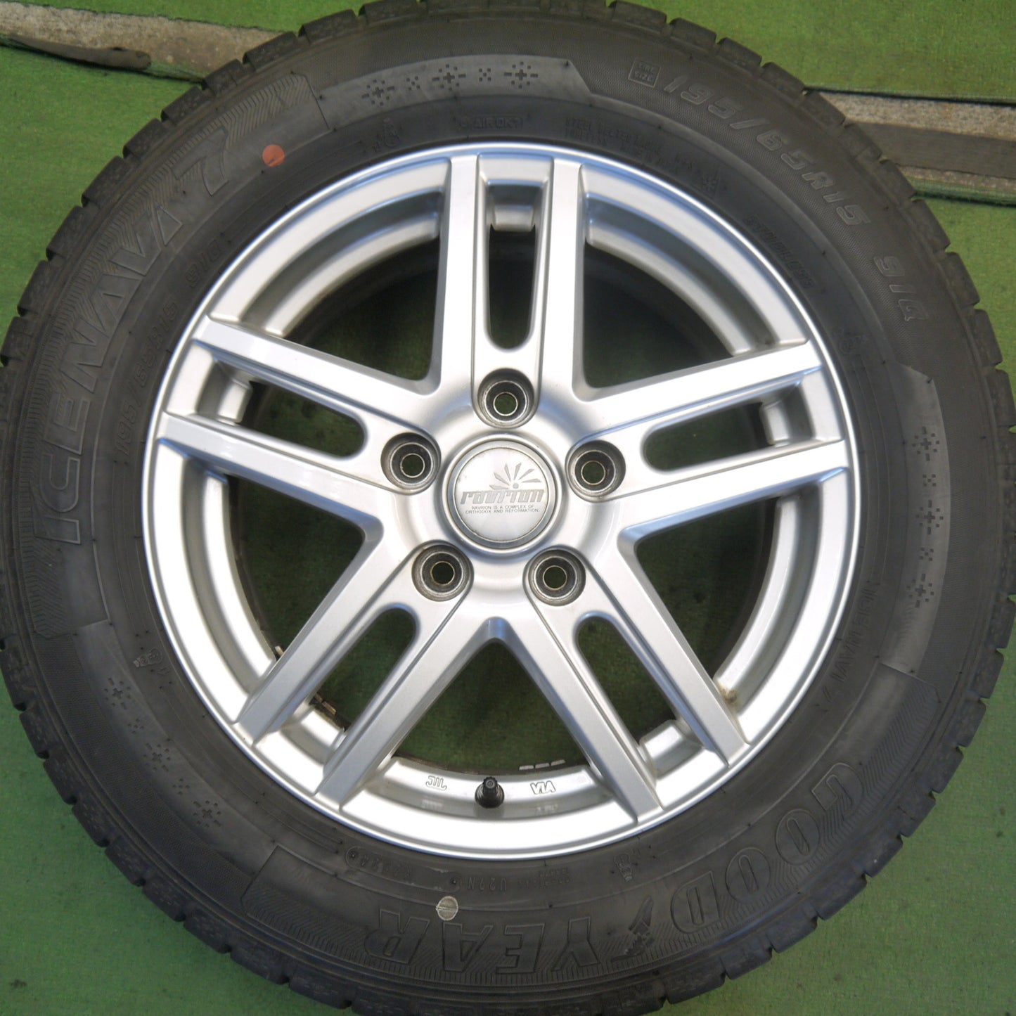 バリ溝！24年！キレイ！9分◎スタッドレス 195/65R15 グッドイヤー アイスナビ7 ravrion ラブリオン 15インチ PCD114.3/5H◎6081705Hス