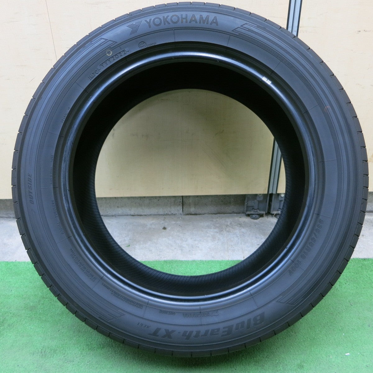 バリ溝！22年！9.5分！1本★235/55R18 ヨコハマ BluEarth-XT AE61 タイヤ 18インチ ハリアー レクサス NX 等★5043003ナノタ