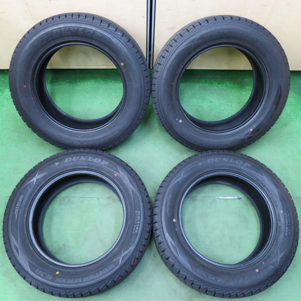 [送料無料] バリ溝！22年！9.5分★スタッドレス 225/65R17 ダンロップ ウインターマックス SJ8 SJ8+ タイヤ 17インチ NX ハリアー RAV4 エクストレイル等★5010817イスタ