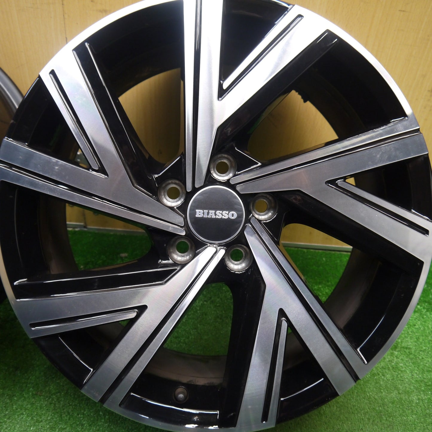 新車外し★VW ワーゲン ゴルフ8  R-LINE 純正 ホイール 18インチ 18×7.5J エンブレム BIASSO PCD112/5H★5120802Hホ