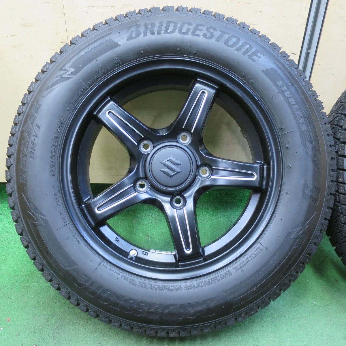 バリ溝！23年！キレイ！ほぼ10分★スズキ JB23 ジムニー 純正 175/80R16 スタッドレス ブリヂストン ブリザック DM-V3 16インチ PCD139.7/5H★5070608イス