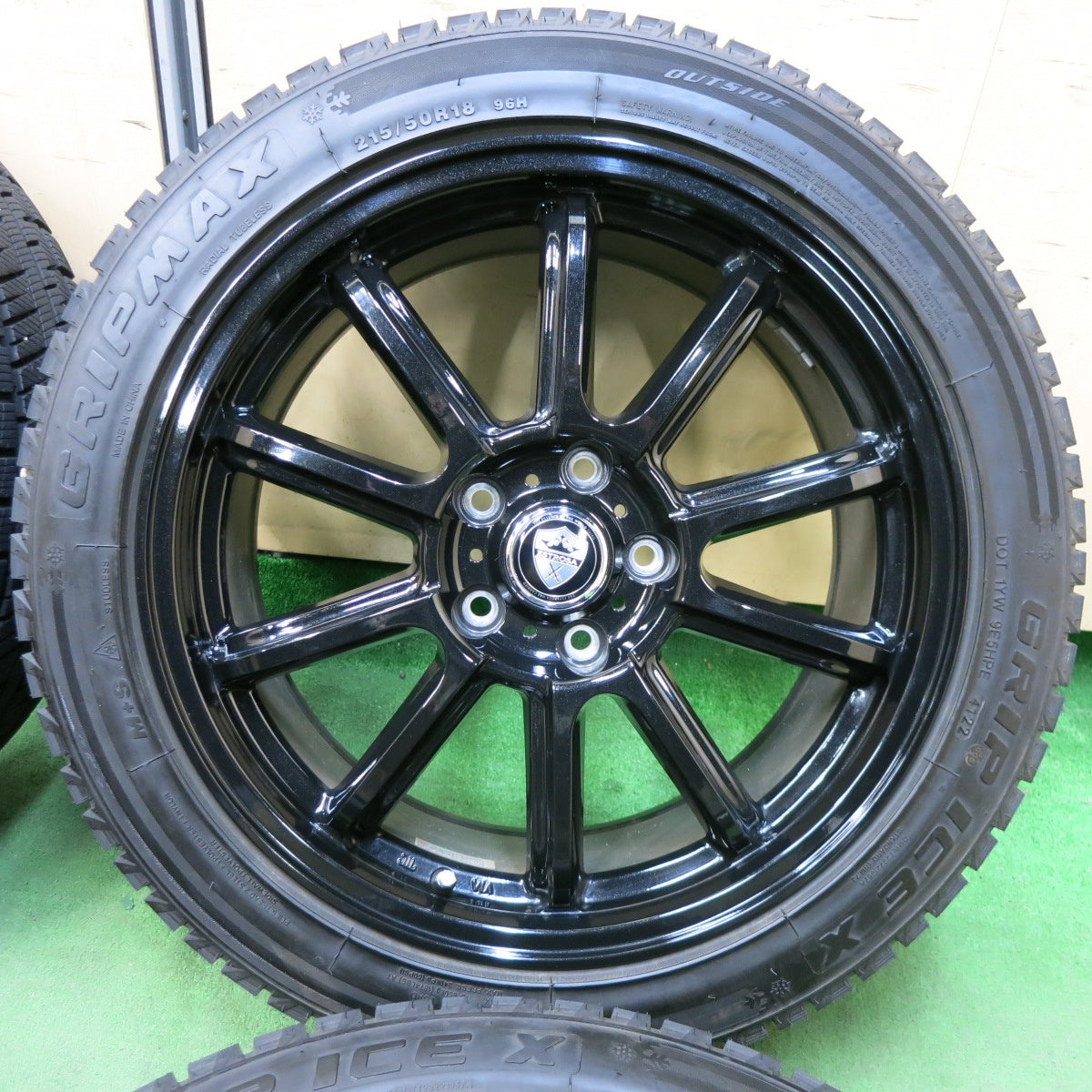 [送料無料] バリ溝！22年！キレイ！9.5分以上★スタッドレス 215/50R18 グリップマックス GRIP ICE X ESTROSA エステローザ 18インチ PCD114.3/5H★4122710SYス