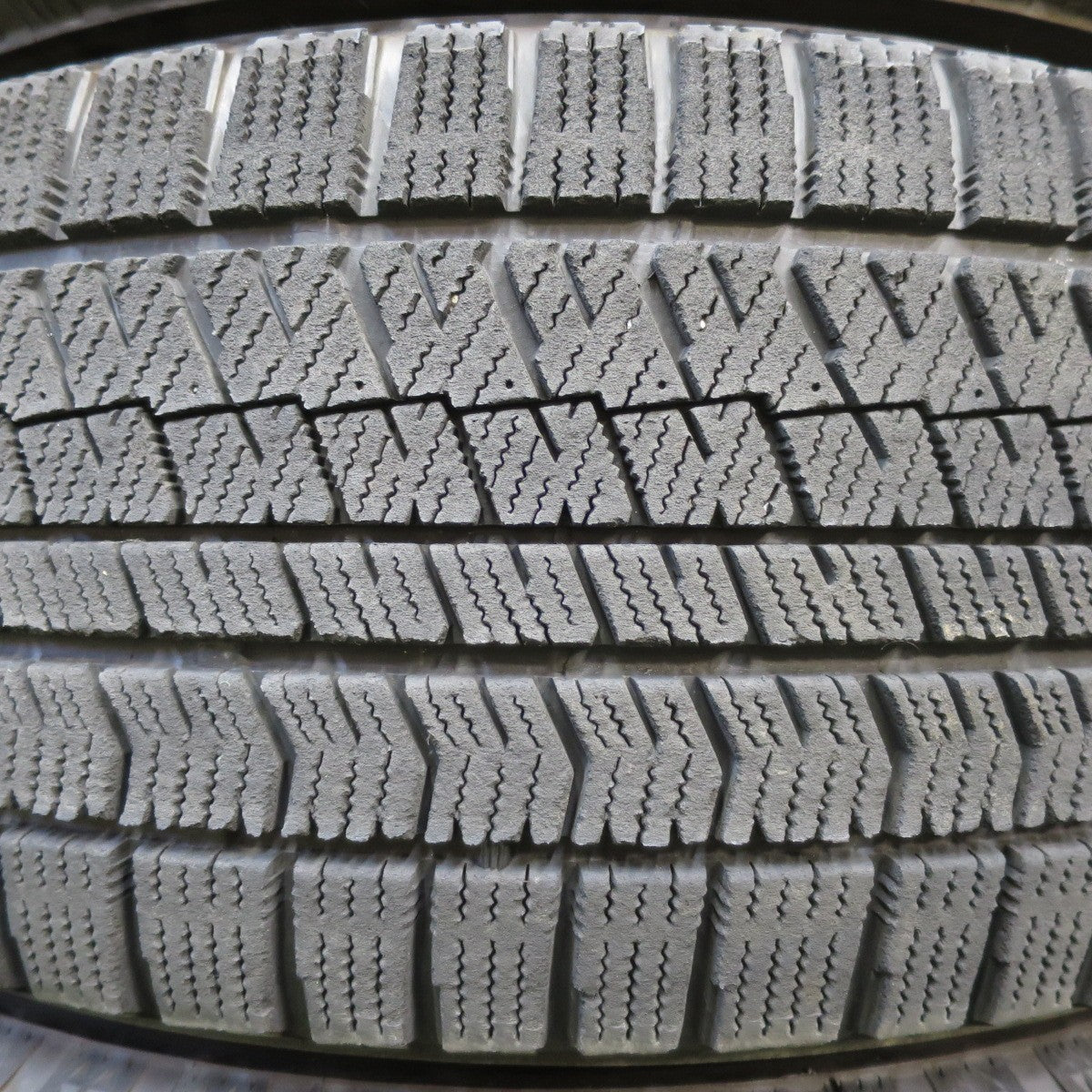 [送料無料] バリ溝！キレイ！8.5分★ベンツ Cクラス W205 純正 225/50R17 スタッドレス ブリヂストン ブリザック VRX2 17インチ PCD112/5H★4111104イス