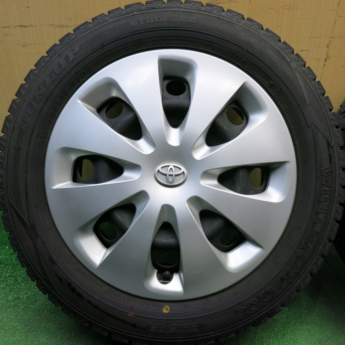 バリ溝！23年！キレイ！9.5分★トヨタ アクア 純正 スチール 175/65R15 スタッドレス ダンロップ ウインターマックス WM02 15インチ PCD100/4H★6032912HAス