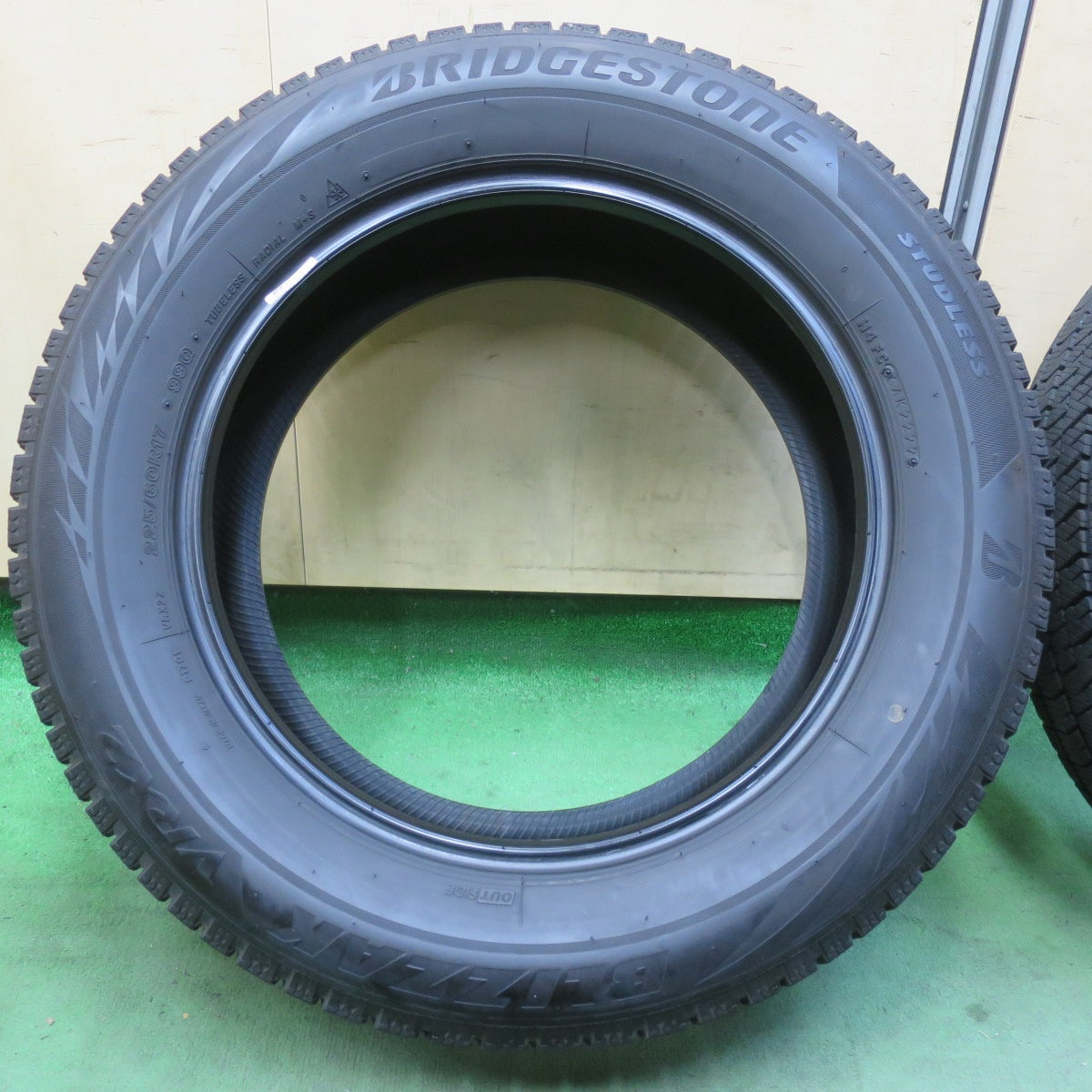 バリ溝！22年！9.5分★スタッドレス 225/60R17 ブリヂストン ブリザック VRX2 タイヤ 17インチ アルファード ヴェルファイア 等★6010705イスタ