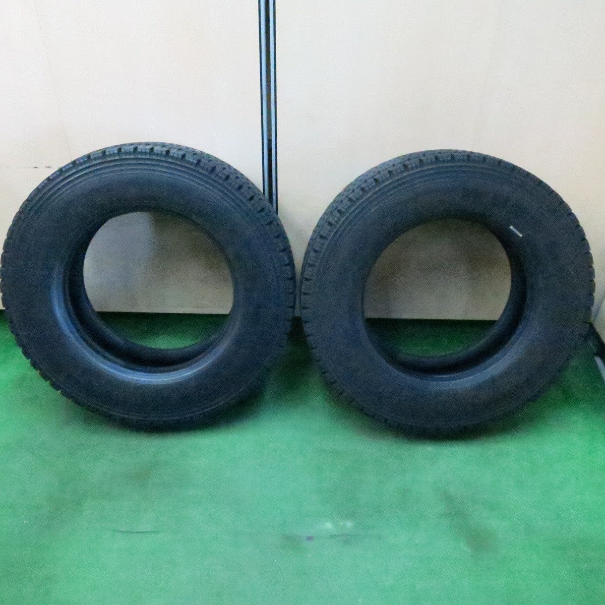 *送料無料* バリ溝！23年！9.5分以上★トラック タイヤ 245/70R19.5 136/134J スタッドレス ブリヂストン W999 19.5インチ★4050410ナス