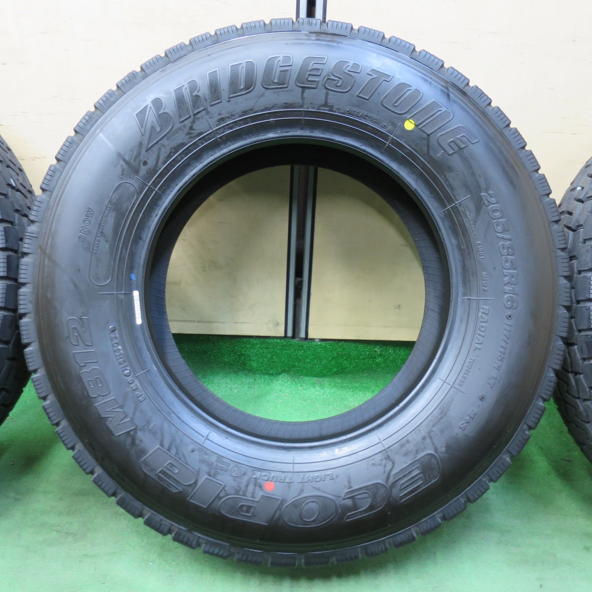[送料無料] 新車外し！24年！ほぼ未使用★トラック バス タイヤ 205/85R16 117/115N ブリヂストン エコピア M812 ミックス 16インチ★5022801イノタ
