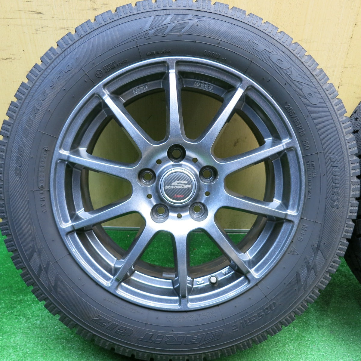 バリ溝！キレイ！9.5分★スタッドレス 205/65R16 トーヨー オブザーブ ガリット GIZ SCHNEIDER シュナイダー 16インチ PCD114.3/5H★5113017HAス