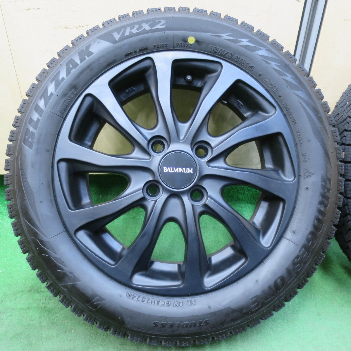 バリ溝！24年！キレイ！ほぼ10分★スタッドレス 155/65R14 ブリヂストン ブリザック VRX2 BALMINUM バルミナ 14インチ PCD100/4H★5022702イス