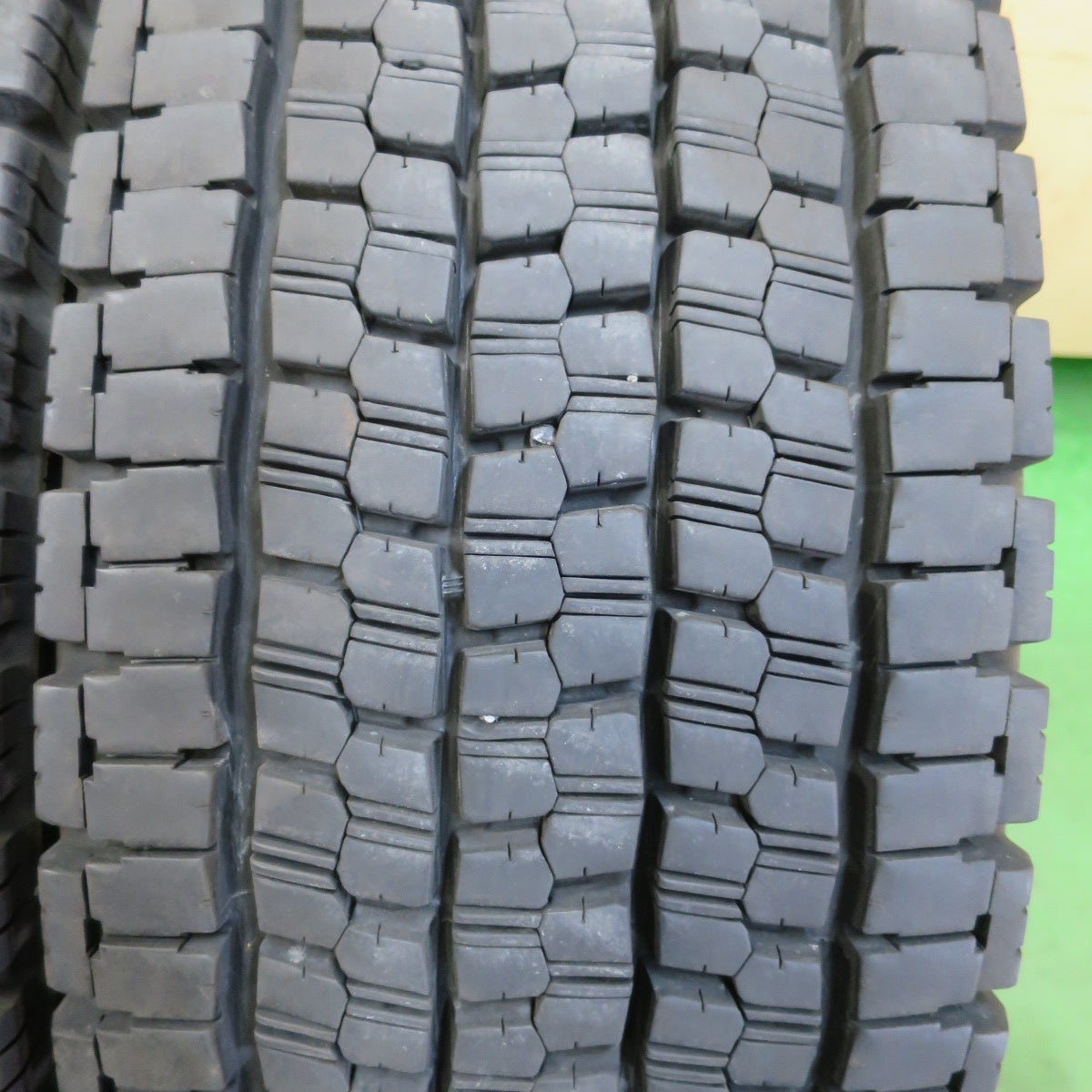 バリ溝！24年！9.5分！2本★トラック タイヤ 245/70R19.5 136/134J スタッドレス ブリヂストン W999 19.5インチ★5052607イスタ