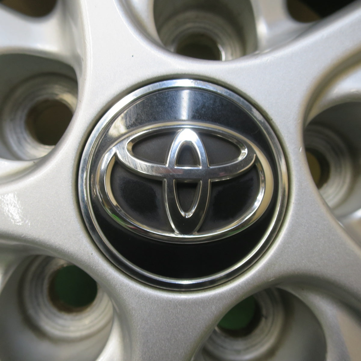 バリ溝！22年！キレイ！9.5分★トヨタ 60系 ハリアー 純正 225/65R17 スタッドレス ブリヂストン ブリザック DM-V3 17インチ PCD114.3/5H★5103018イス