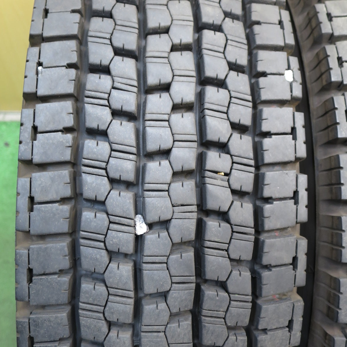 *送料無料* バリ溝！23年！9.5分★トラック タイヤ 225/80R17.5 123/122L スタッドレス ブリヂストン W999 17.5インチ★4032302クスタ