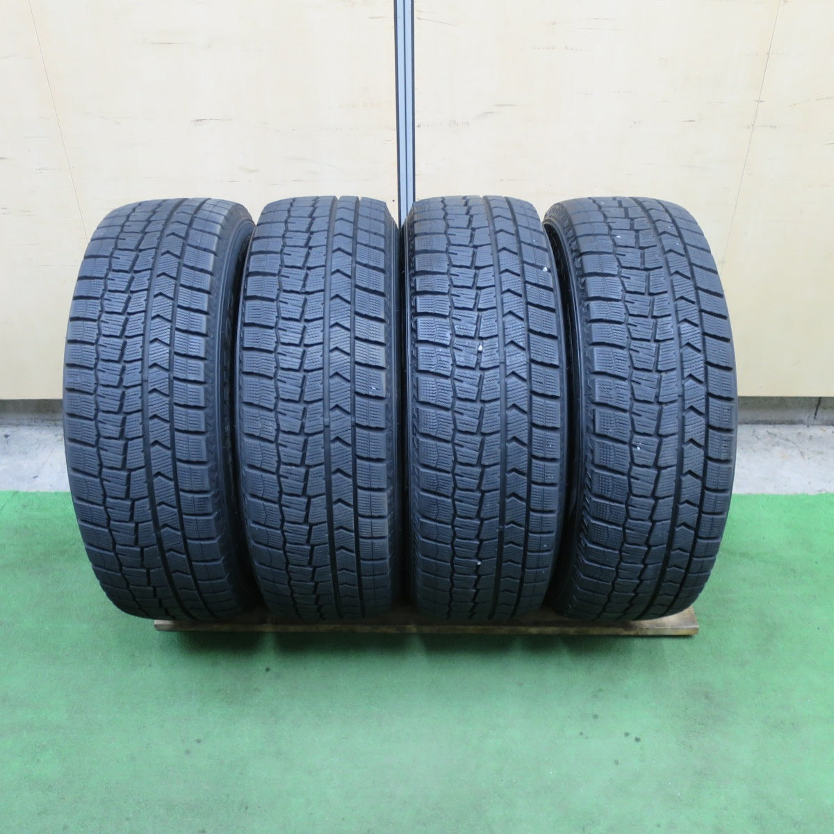 バリ溝！22年！キレイ！9.5分★スタッドレス 215/65R16 ダンロップ ウインターマックス WM02 ESTROSA エステローザ 16インチ PCD114.3/5H★6022003TTス