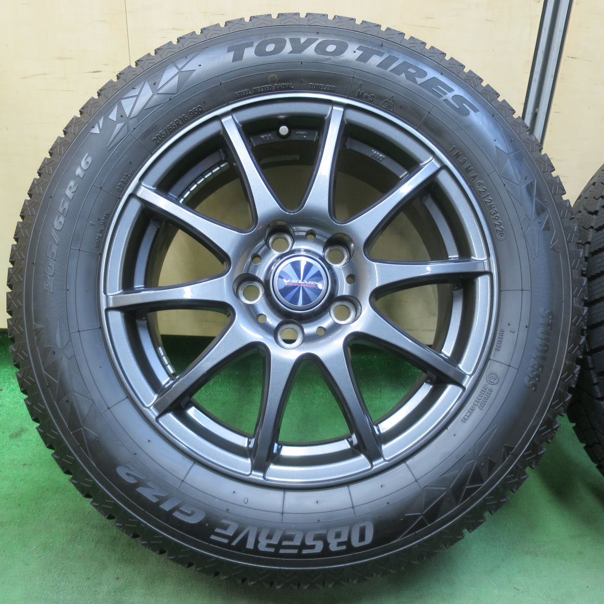 ほぼ未使用！22年！キレイ★スタッドレス 205/65R16 トーヨー オブザーブ GIZ2 VELVA CHARGE ヴェルヴァ 16インチ PCD114.3/5H★5122003イス