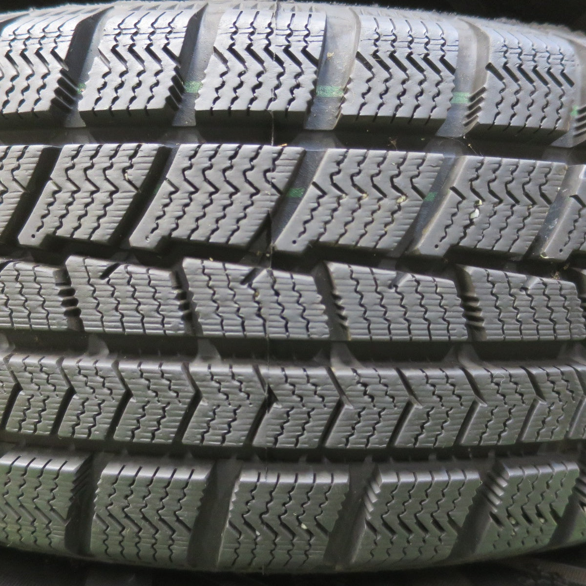 バリ溝！25年！キレイ！9.5分以上◎スタッドレス 175/65R15 ハイフライ Win-turi 216 EMBELY S10 エンベリー 15インチ PCD100/4H◎6093003イス