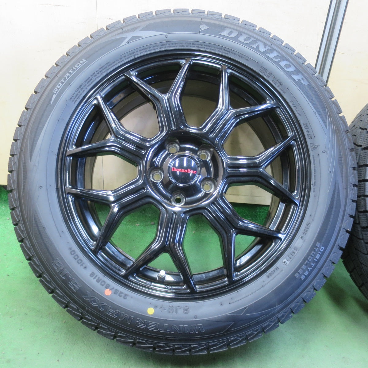 バリ溝！22年！キレイ！ほぼ10分★スタッドレス 225/60R18 ダンロップ ウインターマックス SJ8 SJ8+ Humanline HS-10M ヒューマンライン 18インチ PCD114.3/5H★6042508イス