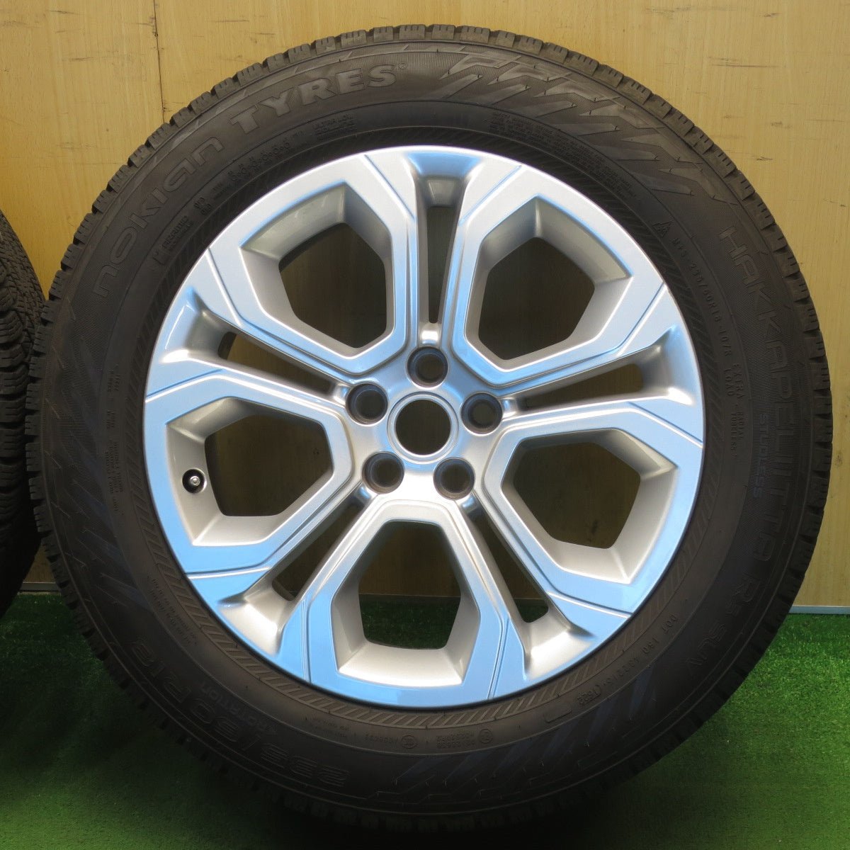 バリ溝！22年！キレイ！9.5分◎ランドローバー レンジローバー イヴォーク 純正 235/60R18 スタッドレス ノキアン ハッカペリッタ R5 SUV 18インチ PCD108/5H◎6091902NJス
