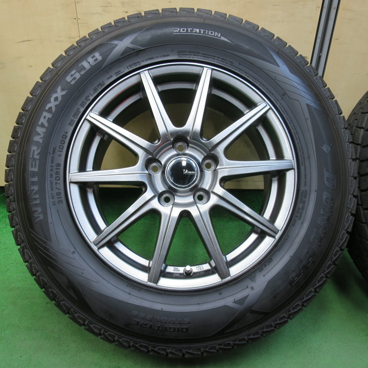 [送料無料] バリ溝！キレイ！9.5分以上★スタッドレス 215/70R16 ダンロップ ウインターマックス SJ8 VEMOTION 16インチ PCD114.3/5H★4120607イス