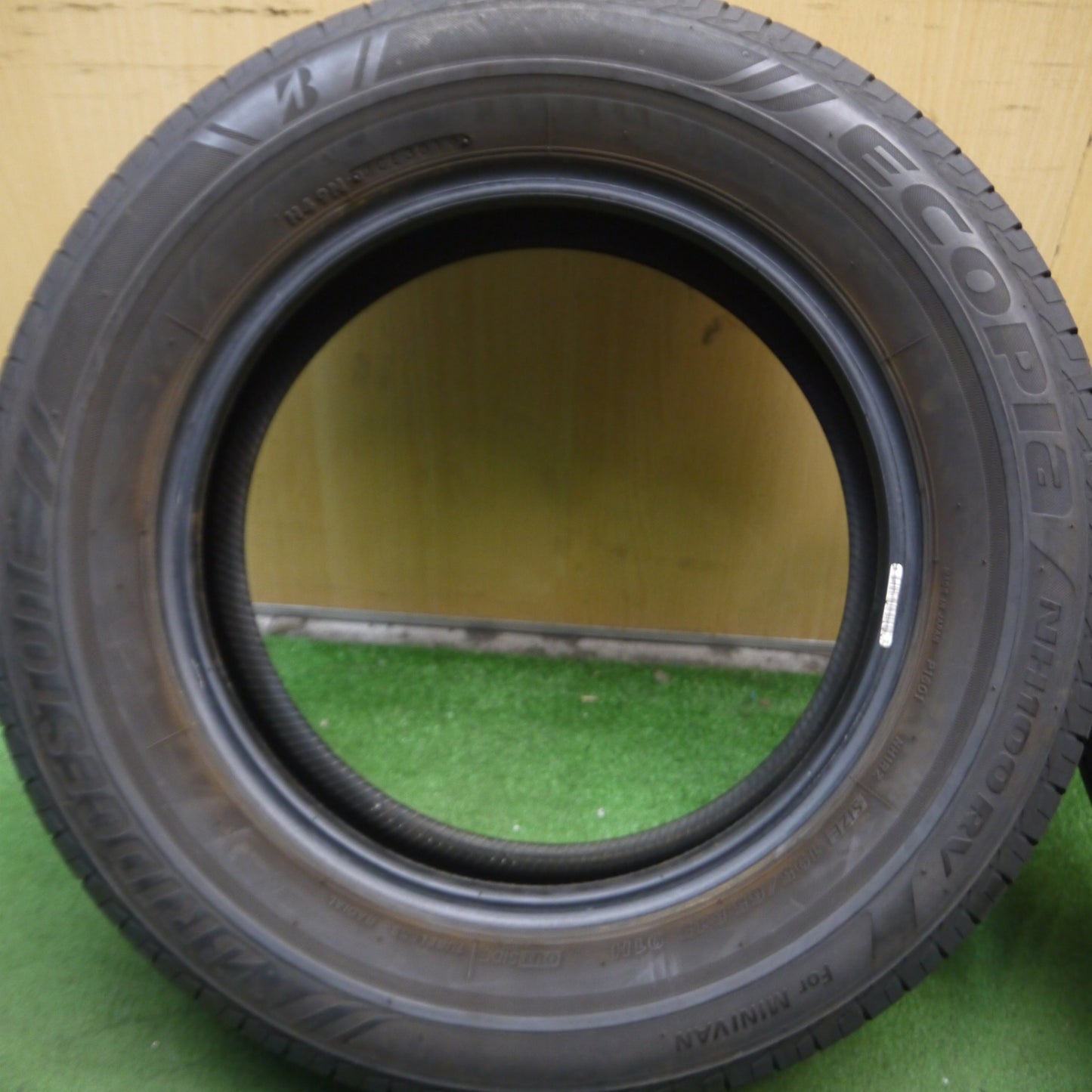 *送料無料* バリ溝！8.5分★195/65R15 ブリヂストン エコピア NH100RV タイヤ 15インチ ノア ヴォクシー セレナ ステップワゴン等★4060406Hノタ