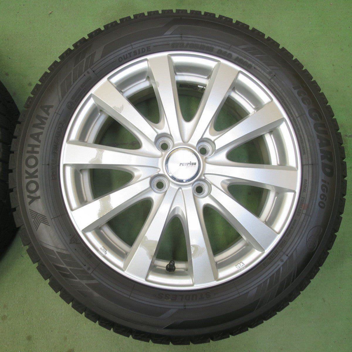 バリ溝！22年！キレイ！9.5分◎スタッドレス 175/65R15 ヨコハマ アイスガード iG60 ravrion RS01 ラブリオン 15インチ PCD100/4H◎6091905イス