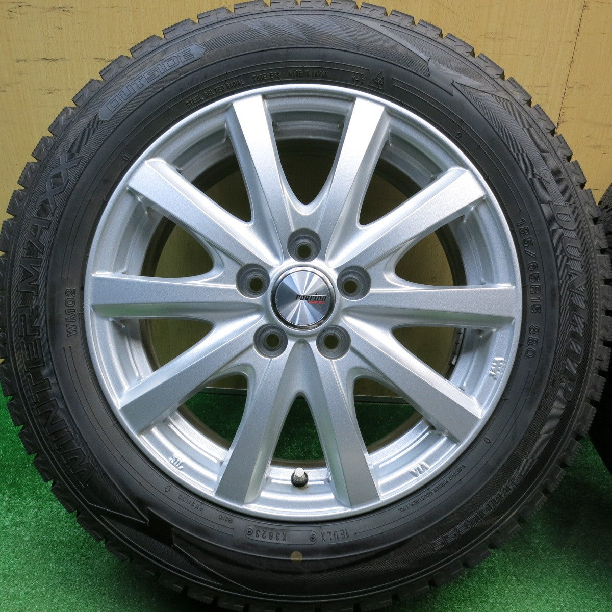 ほぼ未使用！23年！キレイ★シエンタ 等 185/65R15 スタッドレス ダンロップ ウインターマックス WM02 ravrion RS01 ラブリオン 15インチ PCD100/5H★5123109HAス