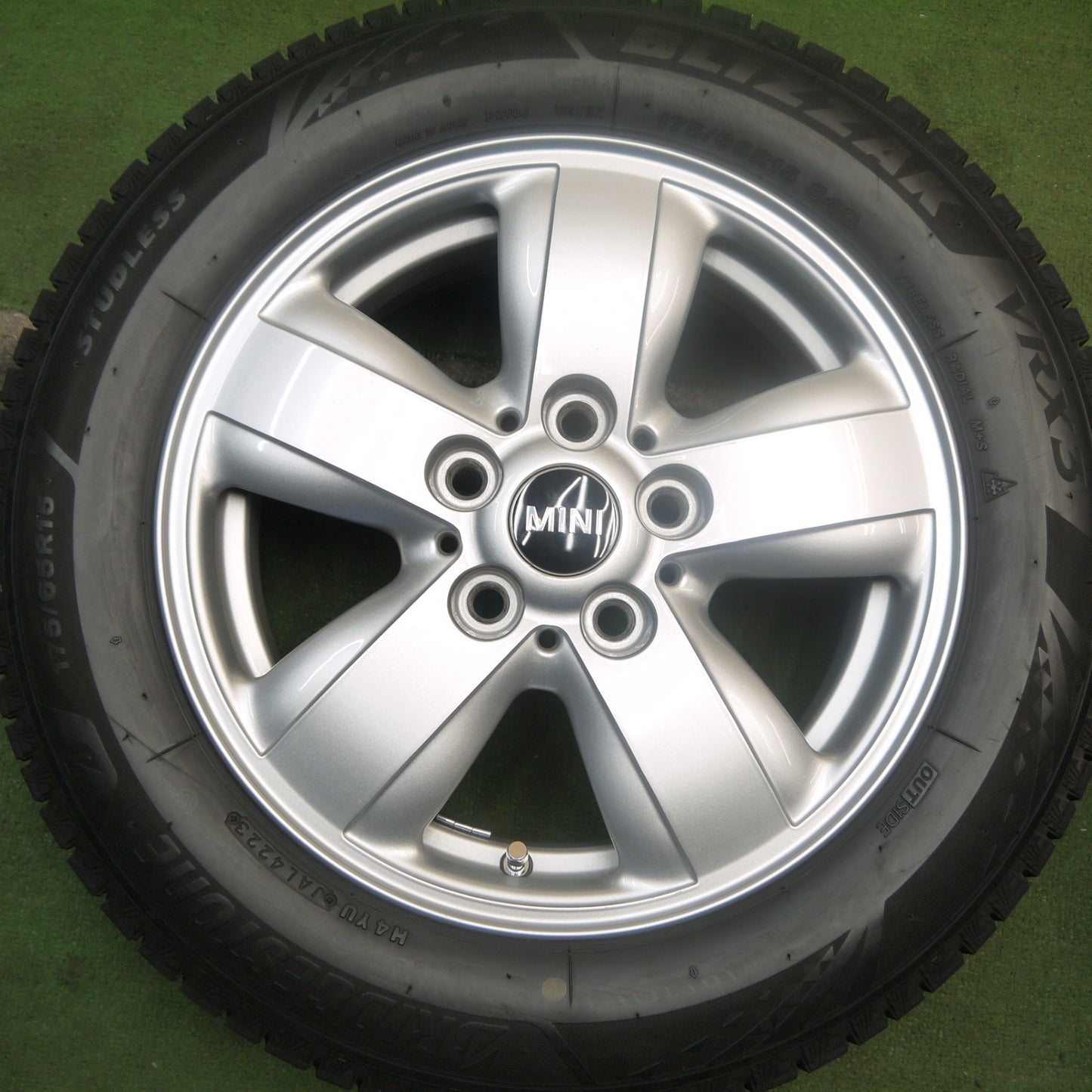 バリ溝！23年！キレイ！9.5分★MINI ミニ クーパー F56 純正 175/65R15 スタッドレス ブリヂストン ブリザック VRX3 15インチ PCD112/5H★5092202Hス
