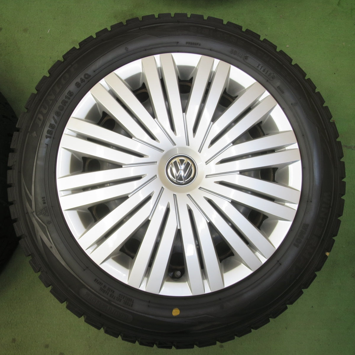 バリ溝！9.5分★ワーゲン ポロ 純正 スチール 185/60R15 スタッドレス ダンロップ ウインターマックス WM01 15インチ PCD100/5H★6052208イス