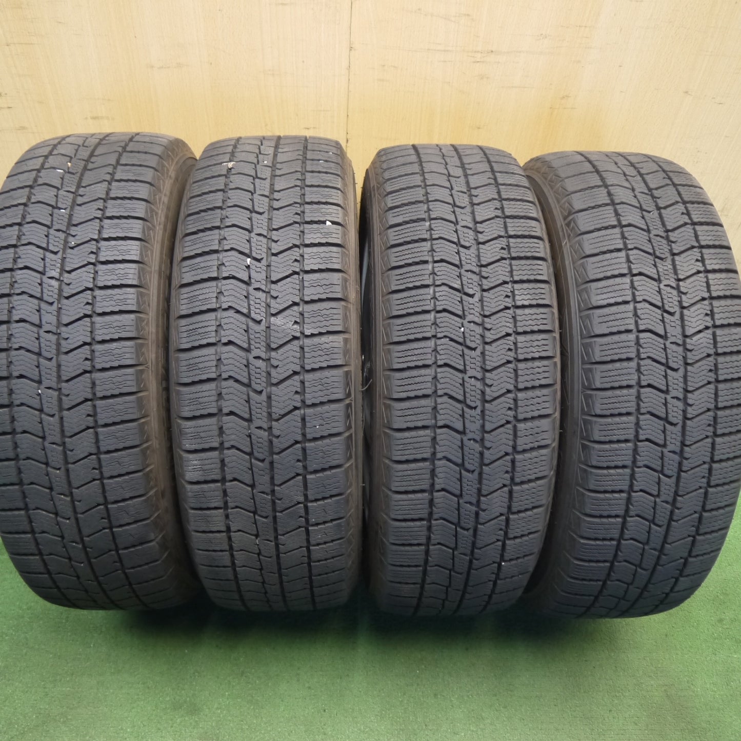バリ溝！24年！キレイ！9.5分以上◎シエンタ 等 185/60R15 スタッドレス トーヨー オブザーブ GIZ3 ravrion RS01 ラブリオン 15インチ PCD100/5H◎6090104Hス